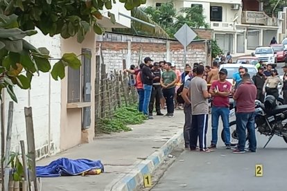Al menos 6 indicios balísticos recogieron los agentes de Criminalística en el hecho registrado en Manta.
