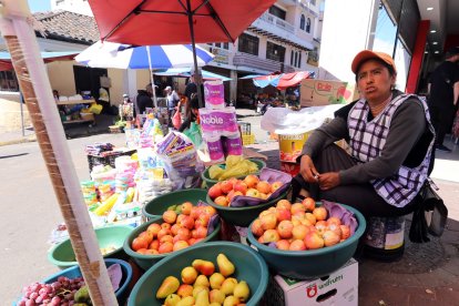 María trabaja hasta el mediodía y luego se une a las protestas en el  centro-norte de Quito.