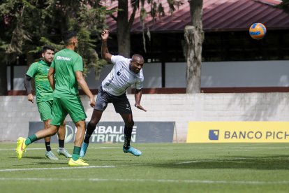 Juan Luis Anangonó ya se estreno como goleador albo en el juego amistoso ante América.