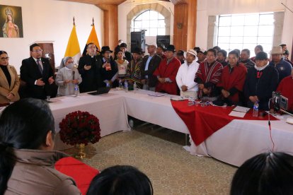 Dirigentes indígenas oraron antes de iniciar la conversación con los representantes del Gobierno.