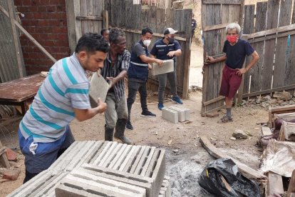 Como hormigas ‘camellando’ pasaban uno a uno los bloques donados.