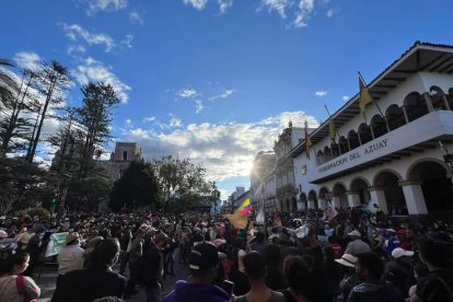 Vidrios de las ventanas de la Gobernación del Azuay fueron destruidos por manifestantes