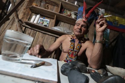 El chamán Reinaldo Chango y su medicina alternativa con el vaso de agua.