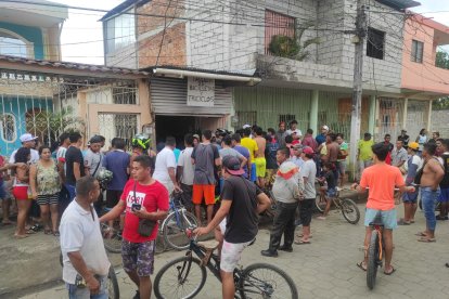 Los balearon mientras conversaban.