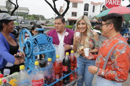 Miguel Cedeño en plena venta de raspados, su clienta  Jasú Montero y su pana de siempre Mauricio Altamirano.