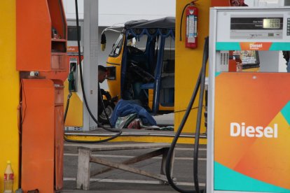 El cuerpo de Darwin Javier Sánchez Pilay quedó junto a su tricimoto.