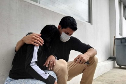 La hija de Laura y su primo esperaban que le  entreguen el cuerpo.