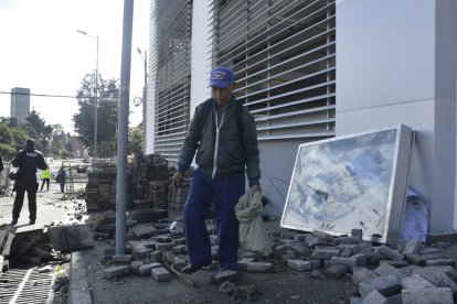 Segundo recorre los sitios donde hubo enfrentamientos para recolectar las bombas usadas.