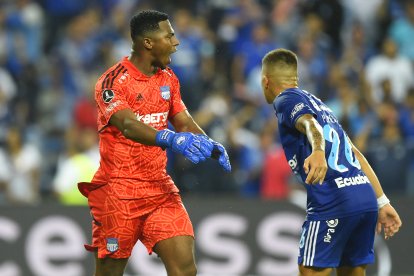 El golero de Emelec, Pedro Ortiz fue la figura del partido al tapar un penal a Hulk.