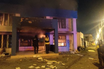 Prenden fuego a dos UPC en Quito mientras se votaba por la destitución de Lasso