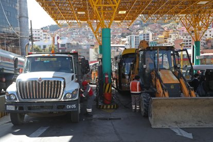 En Perú transportistas de carga pesada están paralizados de manera indefinida hasta que se reduzca el valor de la gasolina.