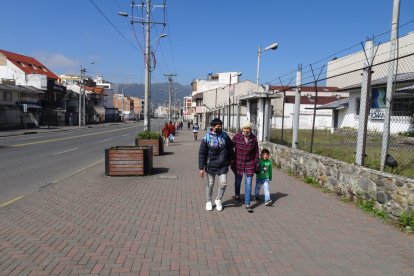 William Bueno, María Landy y su hijo caminaron desde Gualaceo hasta Cuenca en busca de atención médica.