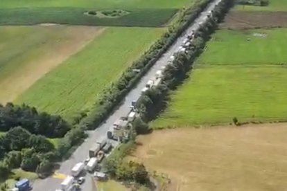 En un video grabado desde un helicóptero se observó la larga fila de vehículos atrapados.