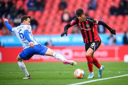 Piero Hincapié (d) ha sido una de las piezas clave del Bayer Leverkusen de Alemania.