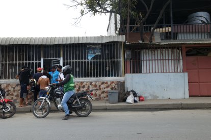 Familiares y amigos de Kevin Peñafiel esperan la autopsia para confirmar si era la víctima.