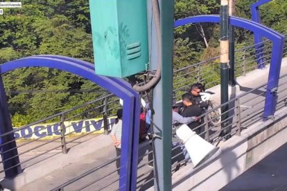 Trató de quitarse la vida lanzándose de un puente peatonal de la Perimetral