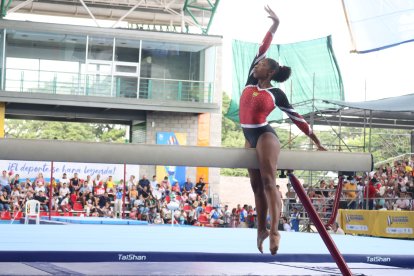 Alaís Perea, de 17 años, durante una de sus rutinas en la viga de equilibrio en los Juegos Bolivarianos.