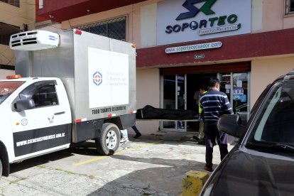 El cuerpo de Walter  Cisneros fue encontrado en una de las habitaciones de un departamento del cuarto piso de ese edificio.