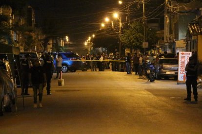 El ingreso del conjunto habitacional permanece cercado mientras se recaban los indicios.