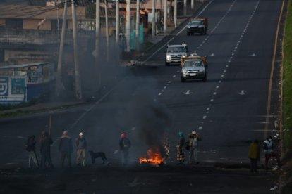 Los manifestantes estuvieron desde la noche de ayer quemando llantas y colocando escombros.