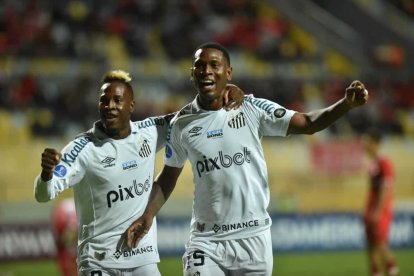 Bryan Angulo (d) fue autor del tanto del empate que el Santos logró ante el Táchira.