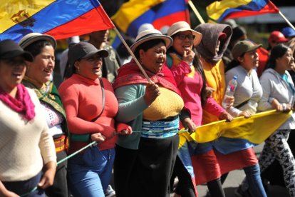 En los exteriores de la Casa de la Cultura del Ecuador, grupo de manifestantes encabezados por mujeres se sumaron a las protestas.