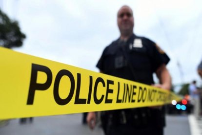 Los policías llegaron al local de comidas tras la alerta por el ataque a balas a una de las trabajadoras del lugar.