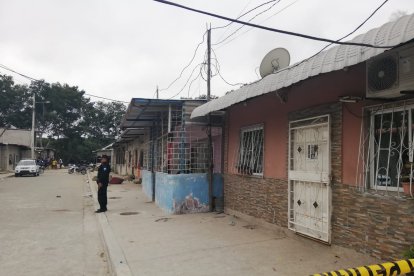 En la misma cuadra, cuatro horas antes delincuentes se metieron a una casa y mataron a un hombre.