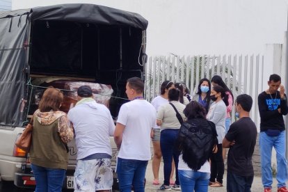 En el exterior de la morgue, familiares esperaban por los cuerpos.