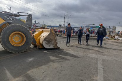 Apenas se anunció que se suspendía el paro se empezaron a limpiar las 20 vías bloqueadas en Ambato.