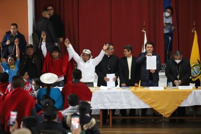 Tras la firma del acuerdo de paz, los dirigentes indígenas y el ministro de Gobierno.