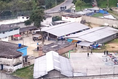 La Policía Nacional y militares ingresaron para controlar la situación dentro del centro carcelario.