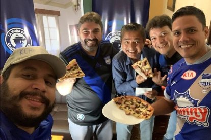 Carlos Vega (d) y sus amigos tienen el programa ‘La Hora de la Vieja Guardia’ (se transmite por YouTube), en el que solo hablan sobre la actualidad de Emelec.