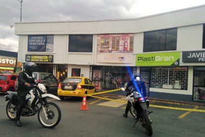 El joven murió en una balacera dentro de una gasolinera. Su pana resultó herido.