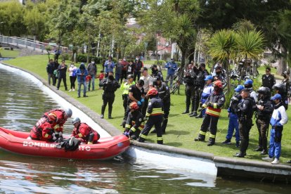 Fue necesario un bote para sacar el cuerpo del agua.