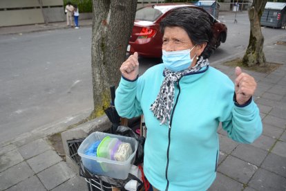 Rosa María Ortega, de 76 años, aguantó los días más duros del paro nacional. Permaneció en una esquina de la calle Patria, donde ha armado su puesto los últimos 20 años. ¡Ni el gas lacrimógeno la detuvo!