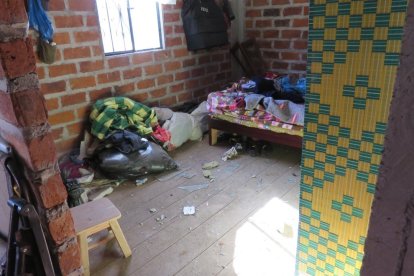 Los restos del carro que estalló y sus ocupantes cayeron sobre las viviendas cercanas y causaron daños