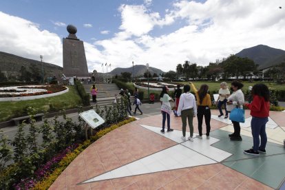 Turistas fueron registrados este sábado al visitar el monumento La Mitad del Mundo, en Quito.