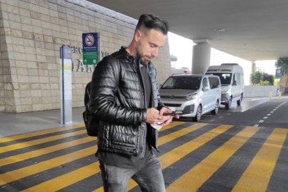 El arquero Hernán Galíndez arribó a Quito para integrarse a los entrenamientos con Aucas, su nuevo equipo.