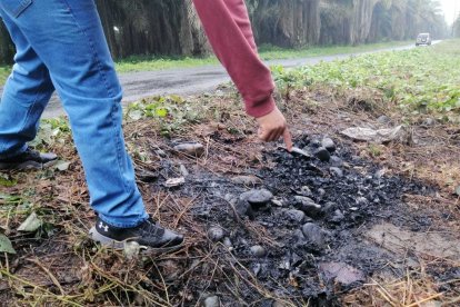 Al parecer, los cuerpos fueron arrojados sobre el monte, les echaron combustible y prendieron fuego.