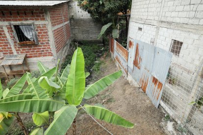 En esa quebrada, en medio de dos casas, quedó el cadáver de la víctima.