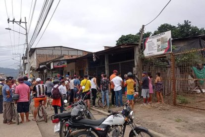 Decenas de curiosos se aglomeraron en el taller de motos en Chone.