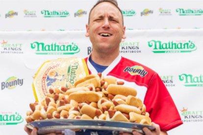 El rey de los glotones revalida su título de comer hot dogs en Nueva York