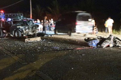 La moto en la que se trasladaban quedó detrozada.