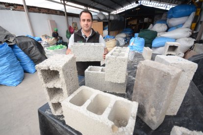 Para la caseta se utilizarán unos 120 bloques reciclados. Será más resistente que la original.