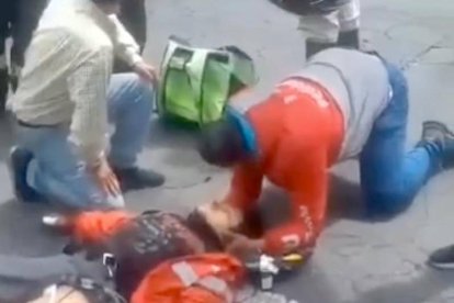 El repartidor venezolano estabilizó al motociclista hasta la llegada de los equipos de emergencia.