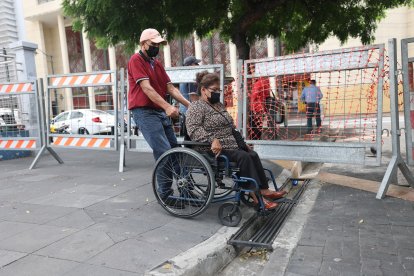 ENTREVISTA CON DOS PERSONAS EN SILLA DE RUEDA QUIENE DE QUEJAN QUE EL ESPACIO PUBLICO ES INCLUSIVO ES IRRESPETADO PERIODISTA : MARTHA TORRES FECHA : 28/06/2022 Agencia (ag-extra)