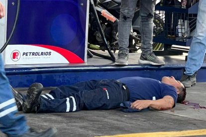 Así quedó el hombre en su lugar de trabajo en la provincia del Guayas.