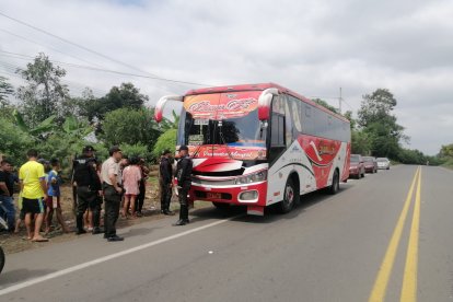 La víctima fue asesinada en el asiento de un bus.