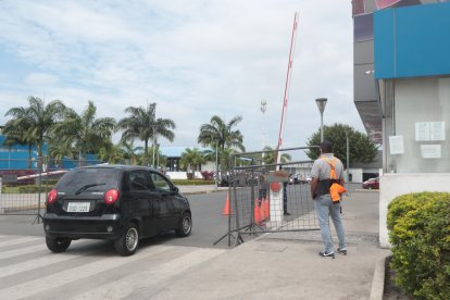 La mañana siguiente, los restos de la víctima permanecían en la morgue.